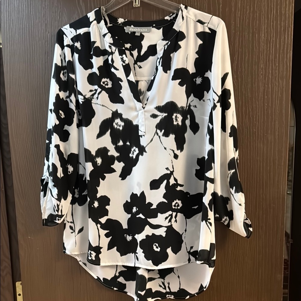 Daniel Rainn Black and White Graphic Blouse with V-neck, large